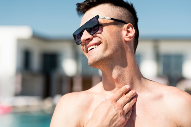 Foto gratuita vista frontal del hombre en la piscina