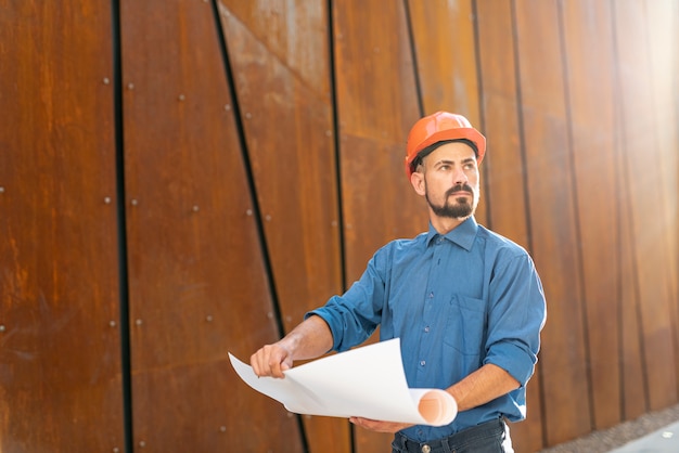 Vista frontal del hombre con plan de construcción