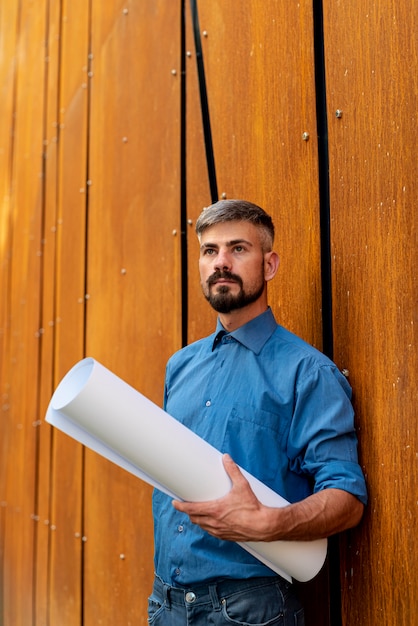 Vista frontal del hombre con plan de construcción