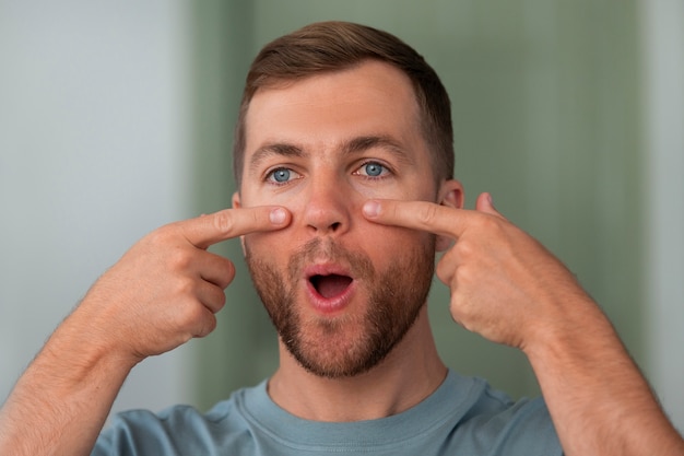 Foto gratuita vista frontal hombre practicando yoga facial