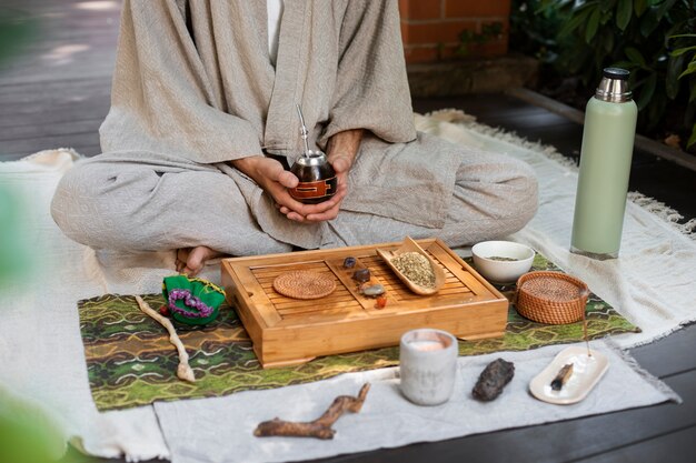 Vista frontal hombre preparando yerba mate