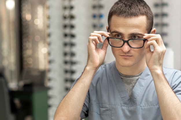 Foto gratuita vista frontal del hombre probándose gafas