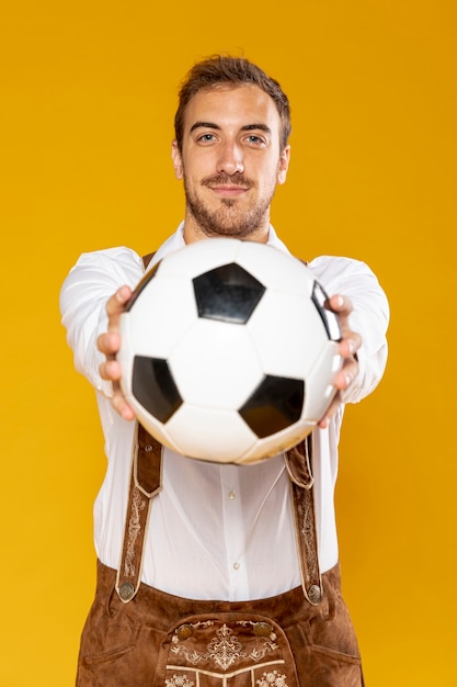 Vista frontal del hombre que sostiene una pelota