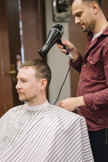 Vista frontal del hombre que tiene su cabello seco