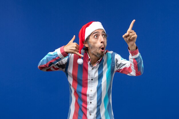 Vista frontal del hombre regular con gorra roja, hombre de vacaciones de navidad de santa