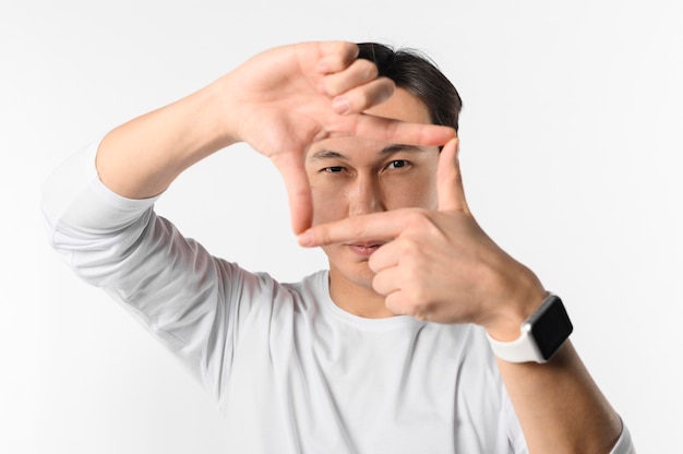 Foto gratuita vista frontal hombre con reloj inteligente