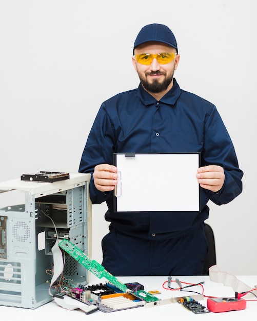 Foto gratuita vista frontal hombre reparando una computadora