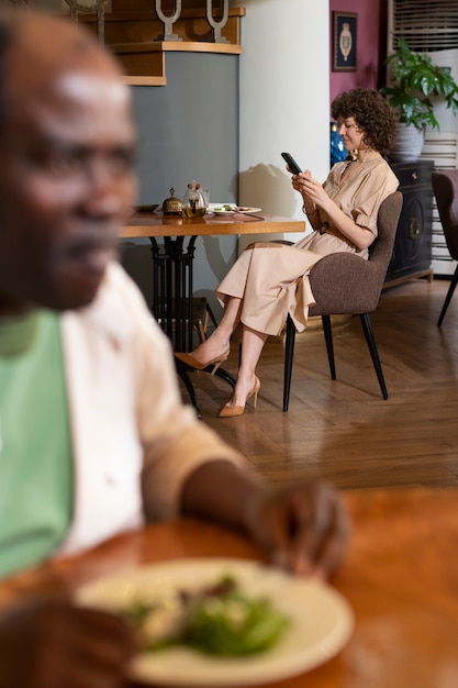 Foto gratuita vista frontal hombre en restaurante