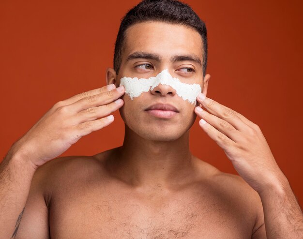 Vista frontal del hombre seguro con mascarilla