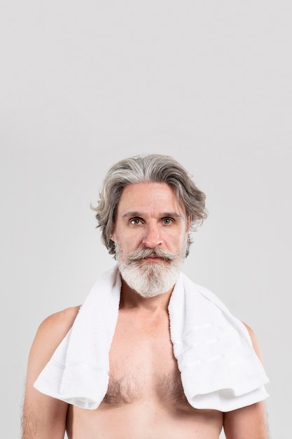Foto gratuita vista frontal del hombre senior con toalla y espacio de copia