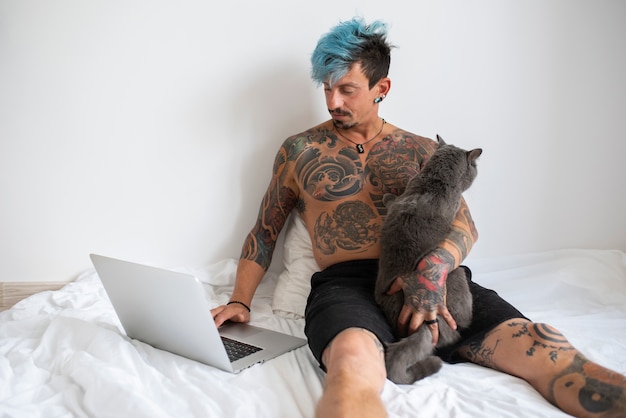 Foto gratuita vista frontal hombre siendo cariñoso con gato