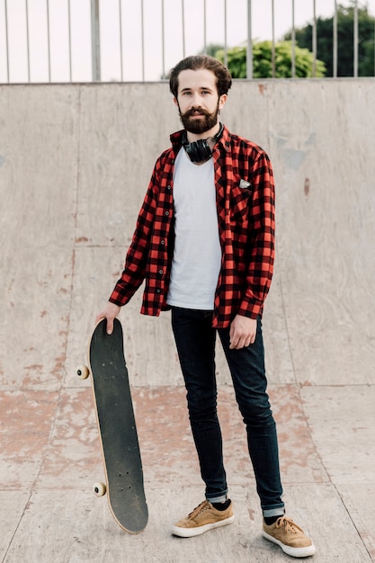 Foto gratuita vista frontal del hombre en el skate park