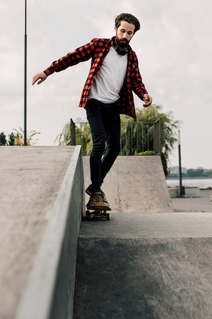 Vista frontal del hombre en el skate park