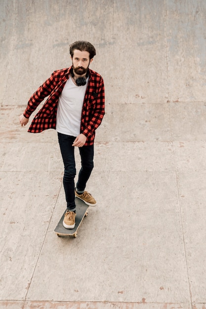 Vista frontal del hombre skateboarding