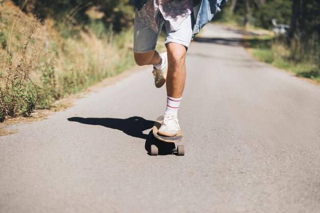 Vista frontal del hombre skateboarding