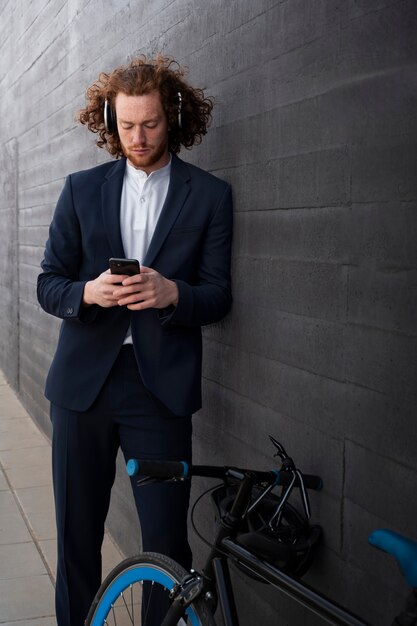 Vista frontal hombre con smartphone