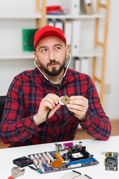 Foto gratuita vista frontal del hombre para solucionar problemas de componentes informáticos