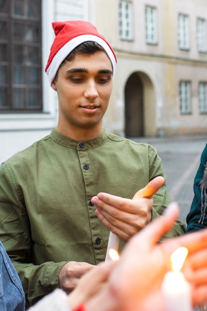 Foto gratuita vista frontal hombre con sombrero de santa