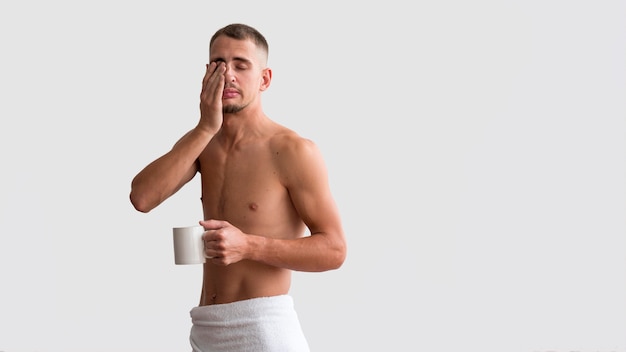 Foto gratuita vista frontal del hombre soñoliento sin camisa en la mañana con café