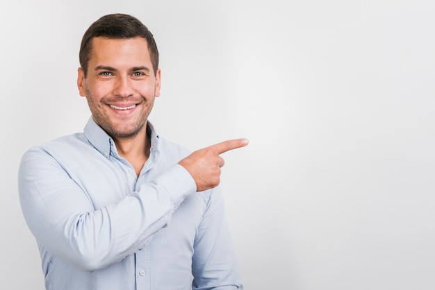 Vista frontal del hombre sonriente con espacio de copia