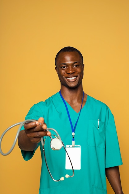 Foto gratuita vista frontal hombre sonriente con estetoscopio