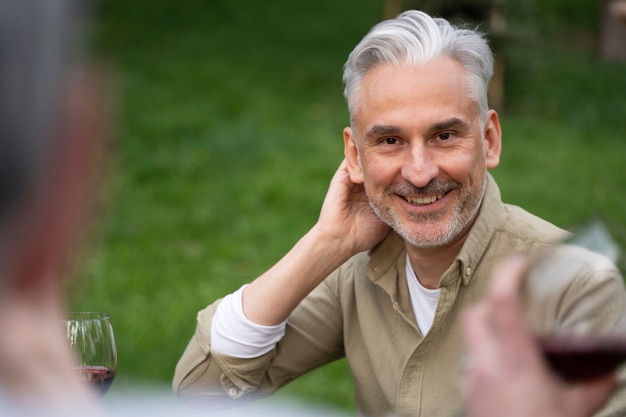 Vista frontal hombre sonriente en la naturaleza