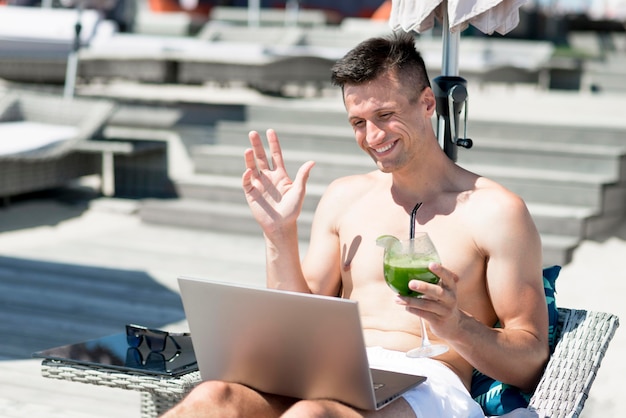 Foto gratuita vista frontal del hombre sonriente en la playa