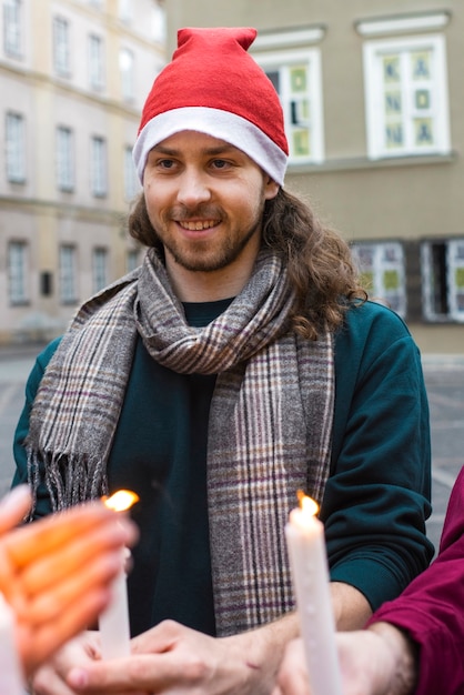 Foto gratuita vista frontal hombre sonriente con sombrero de santa