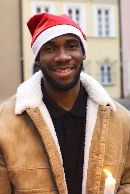 Vista frontal hombre sonriente con sombrero de santa