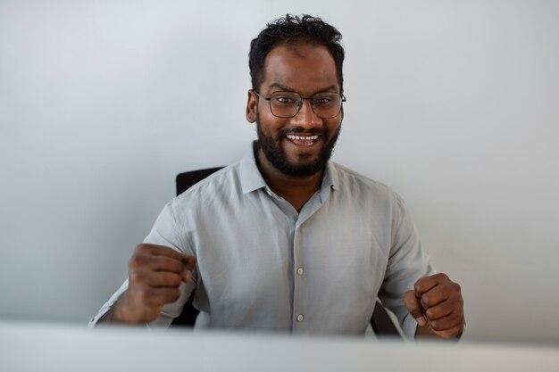 Foto gratuita vista frontal del hombre sonriente en el trabajo