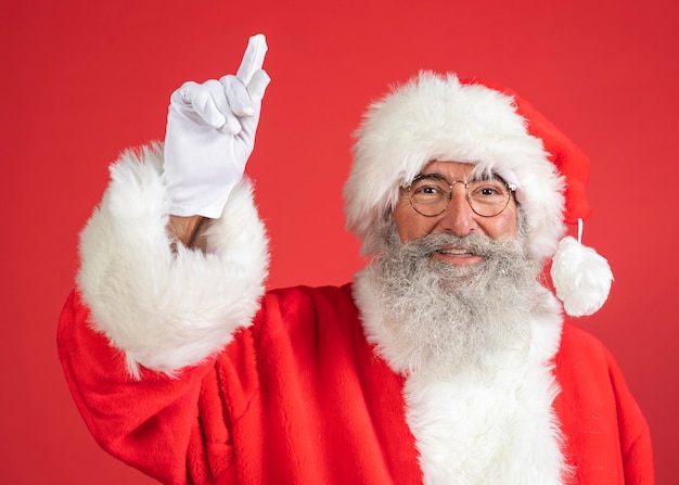 Foto gratuita vista frontal del hombre sonriente en traje de santa