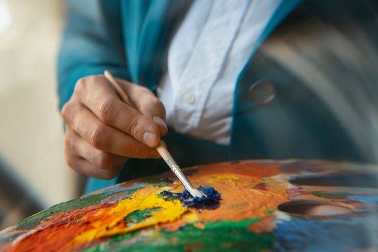 Foto gratuito vista frontal hombre sosteniendo paleta de pintura