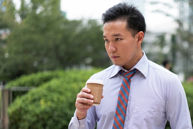 Vista frontal del hombre con taza de café