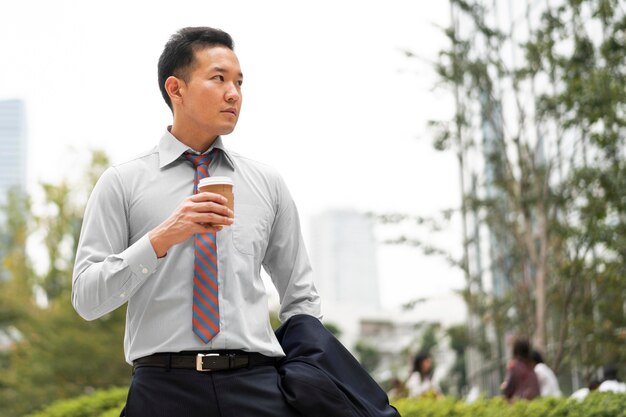 Vista frontal del hombre con taza de café