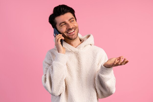 Vista frontal, de, hombre, teniendo una llamada telefónica