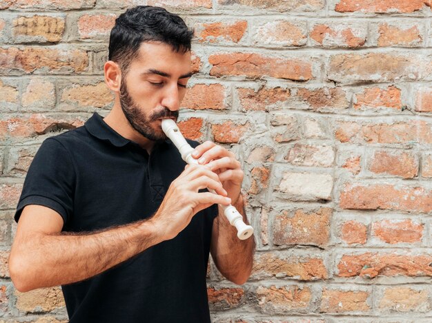 Vista frontal del hombre tocando la flauta