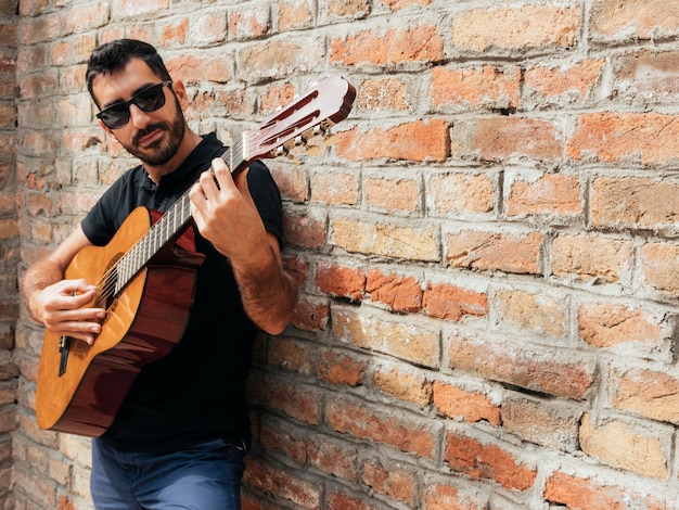 Vista frontal del hombre tocando la guitarra