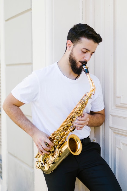 Foto gratuita vista frontal hombre tocando el saxofón