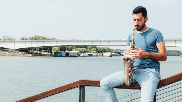 Foto gratuito vista frontal de un hombre tocando el saxofón