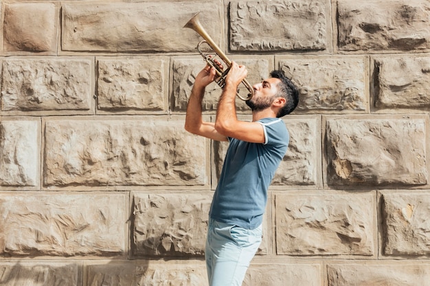 Foto gratuita vista frontal del hombre tocando la trompeta