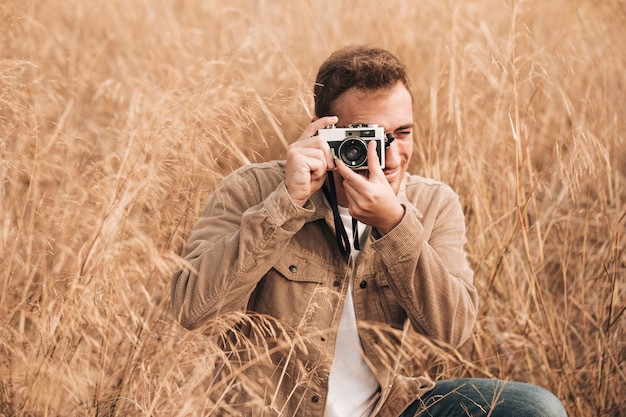 Foto gratuita vista frontal hombre tomando fotos