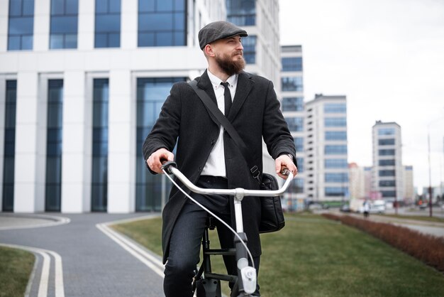 Vista frontal hombre en traje de ciclismo al trabajo