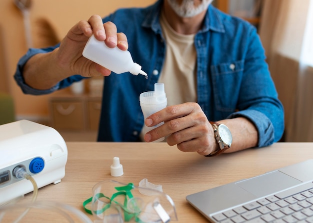 Foto gratuita vista frontal hombre usando nebulizador