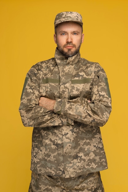 Foto gratuita vista frontal hombre vestido con uniforme del ejército