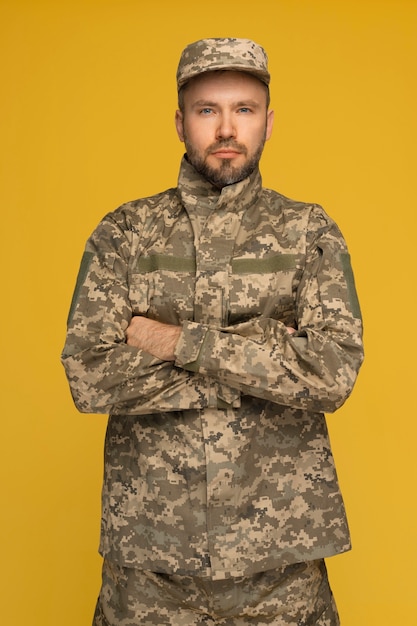 Vista frontal hombre vestido con uniforme del ejército