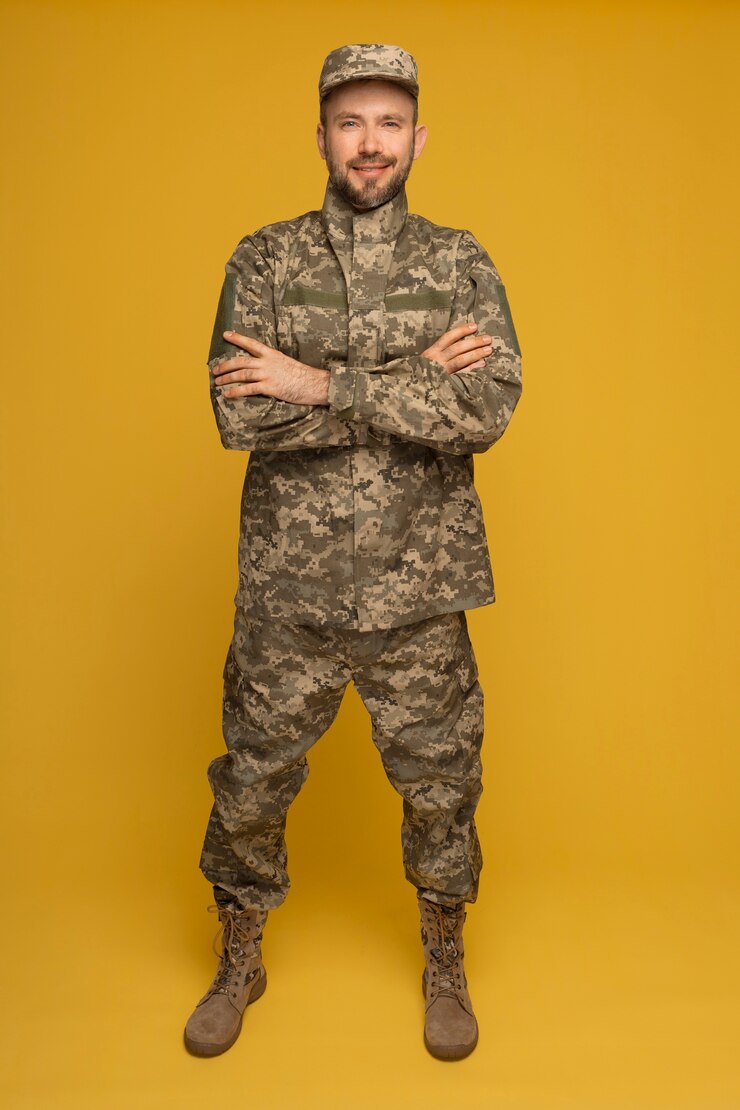 Foto gratuito vista frontal hombre vestido con uniforme del ejército