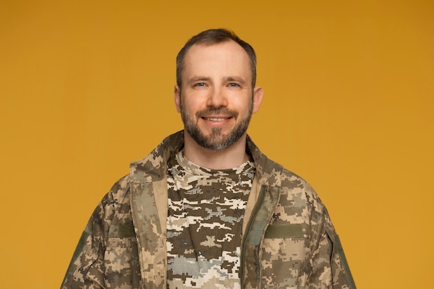 Foto gratuita vista frontal hombre vestido con uniforme del ejército