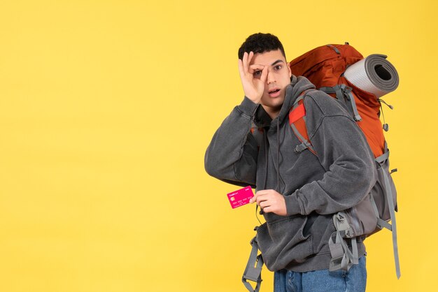 Vista frontal hombre viajero fresco con mochila roja con tarjeta de descuento