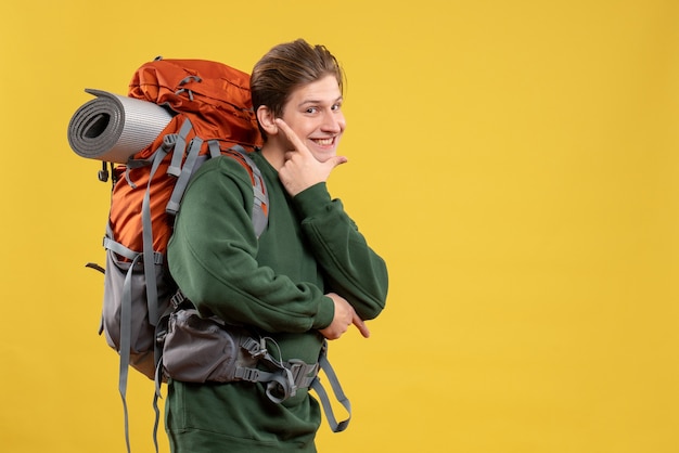 Vista frontal de los hombres jóvenes con mochila preparándose para el senderismo