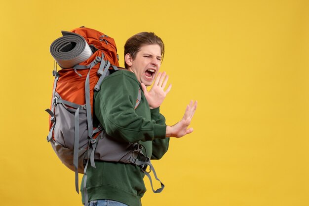 Vista frontal de los hombres jóvenes con mochila preparándose para el senderismo